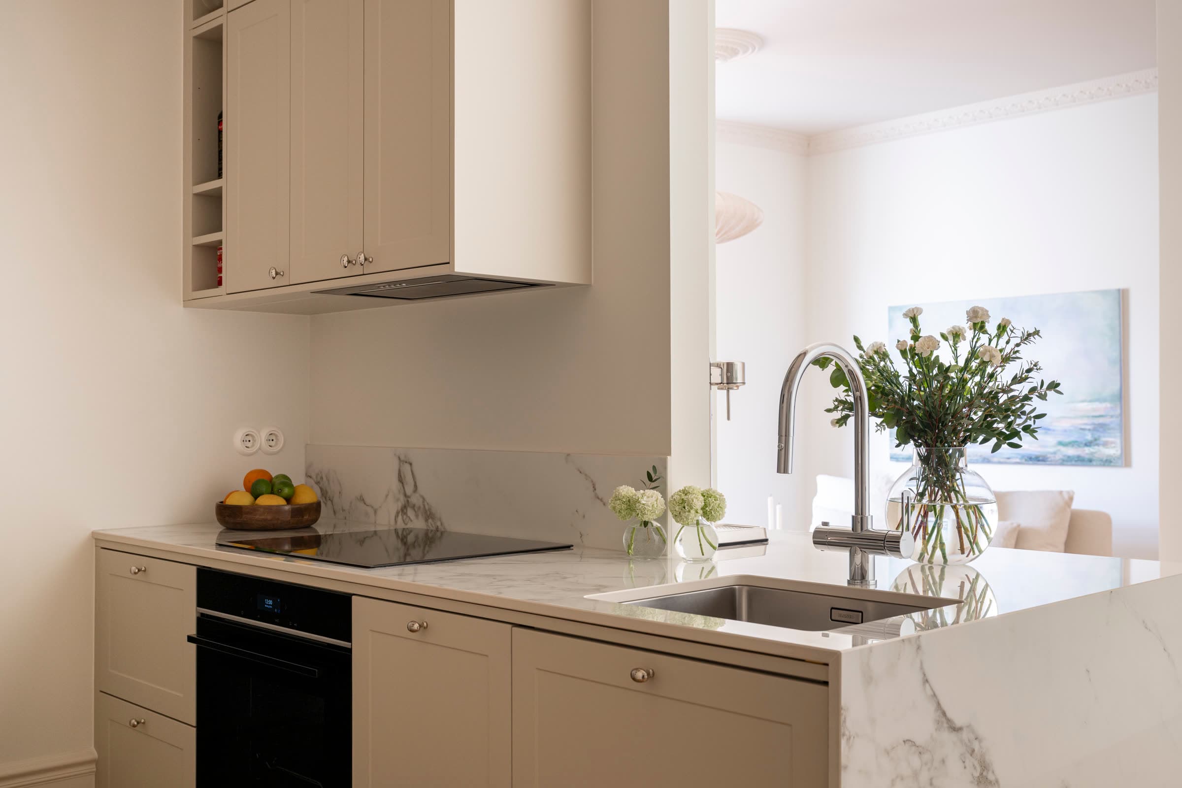 Kitchen with a marble countertop, marble splashback and bespoke cabinetry, Vikingagatan 21
